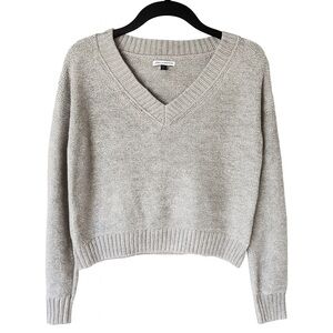 American Eagle Women's Size XS Gray Cropped V-Neck Sweater Excellent Condition
.
